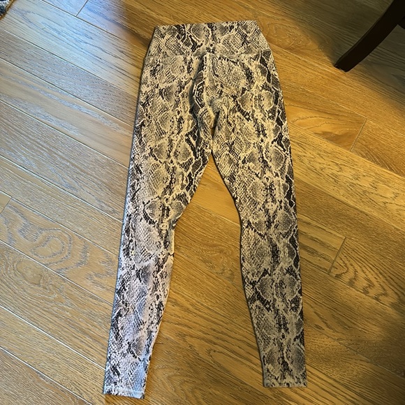 Alo yoga pant, snakeskin print in cream/gray/black color size small - Picture 1 of 5